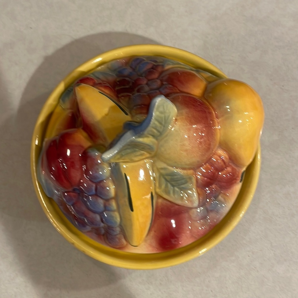 Shawnee USA Vintage Fruit Bowl and Lid
